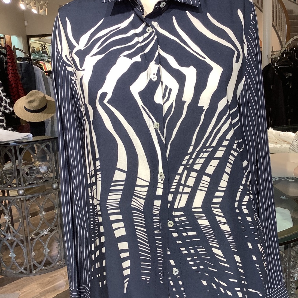 Gorgeous Italian long sleeve blouse. Pinstripe & print crème and or navy - Picture 8 of 9